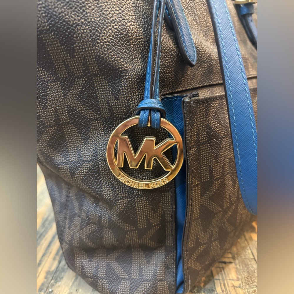Michael Kors JET SET SIGNATURE SNAP TOTE - Picture 3 of 15